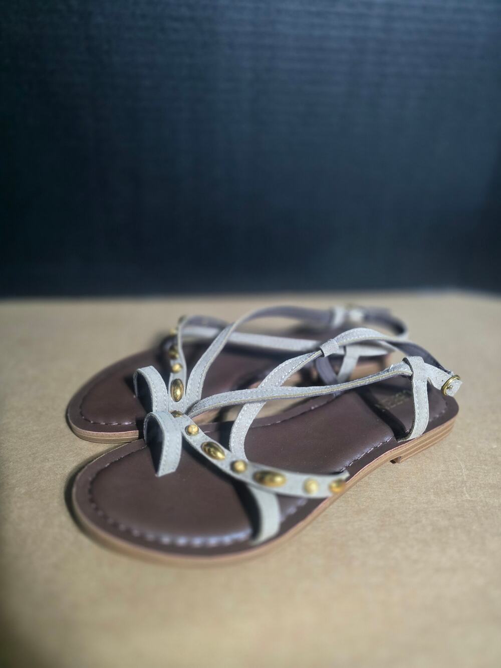 UBFEN women's gladiator strappy flat sandals.